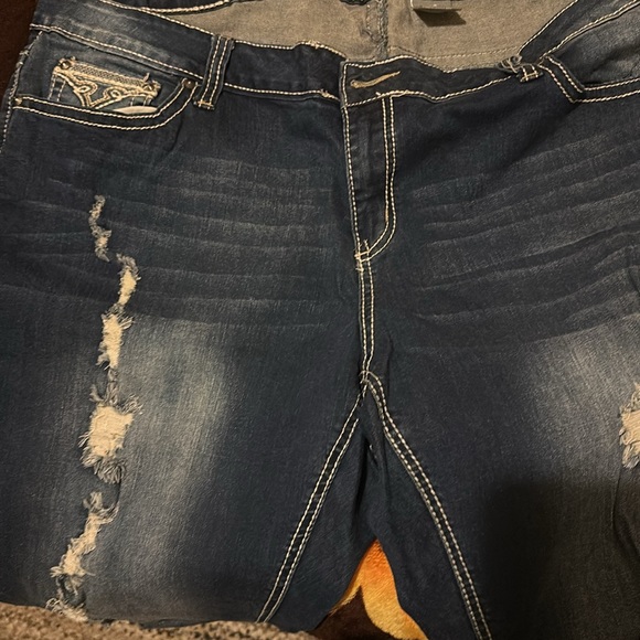 Used - Picture 2 of 3